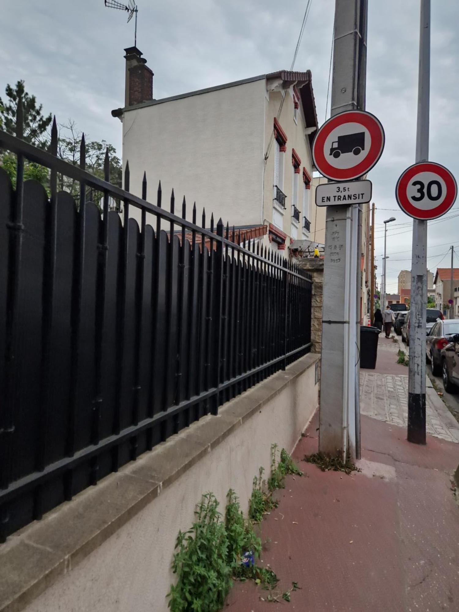 Break Moment Near Paris, France Stadium, By Metro 7 Aubervilliers Exterior foto